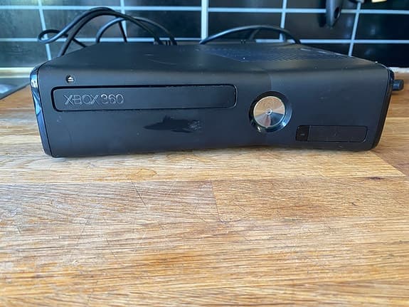 Säljer Xbox 360 inkl adapter och kontroll samt ett spel