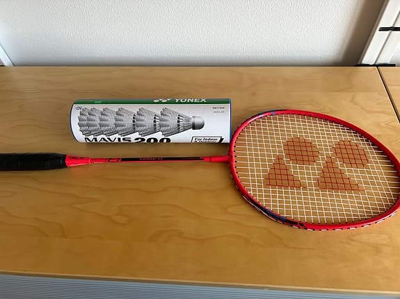 Yonex badmintonracket + Yonex Mavis 200 bollar