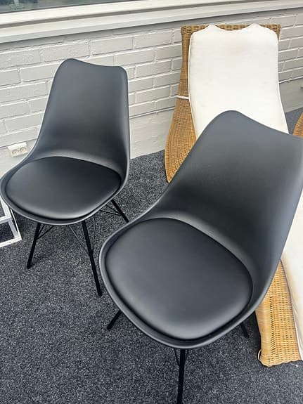 Svarta skinnstolar från Jysk 500 kr/st