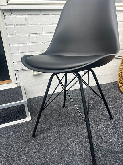Svarta skinnstolar från Jysk 500 kr/st