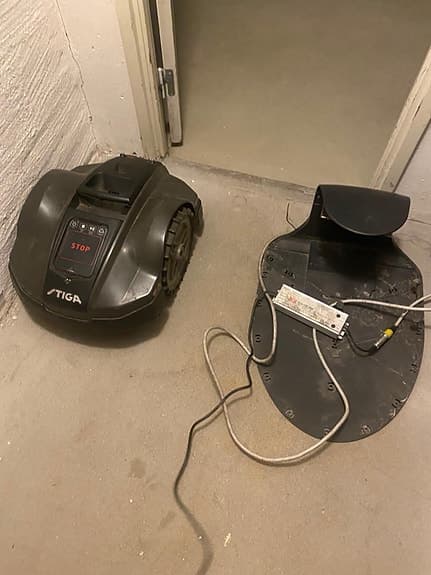 Stiga robotgräsklippare med laddstation