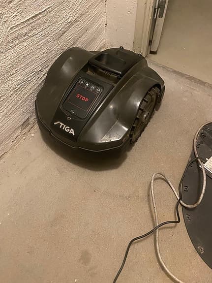 Stiga robotgräsklippare med laddstation