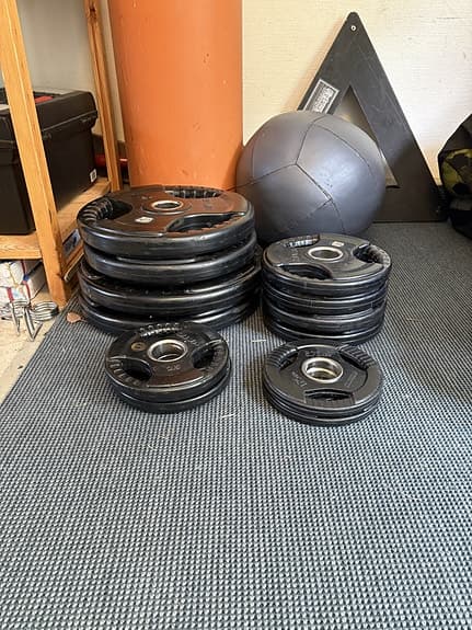 Skivstångsställning med träningsbänk, stång och viktskivor