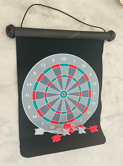 Magnetisk darttavla med 6 pilar