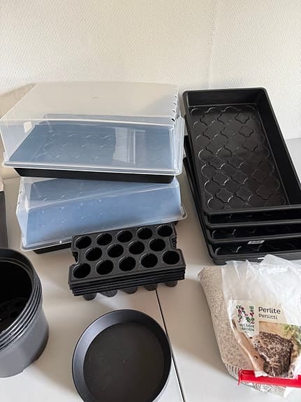 Odlingskit med värmematta, belysning, krukor och sålådor