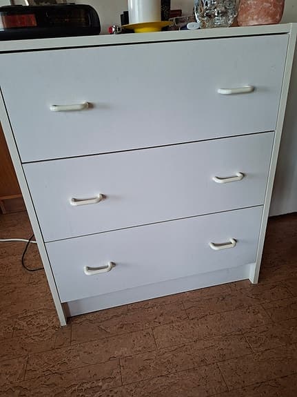 Vit byrå med 3 lådor