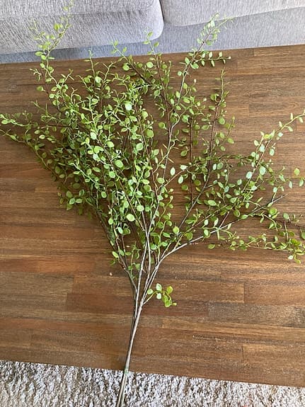 Gröna konstgjorda kvistar med små blad