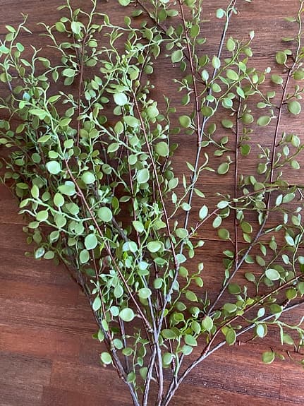 Gröna konstgjorda kvistar med små blad
