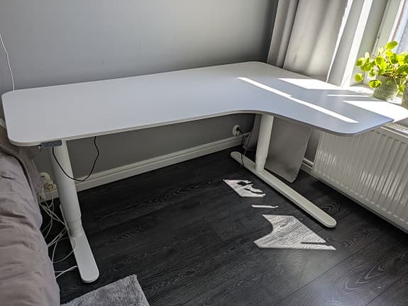 Elektriskt höj- och sänkbart skrivbord - IKEA BEKANT