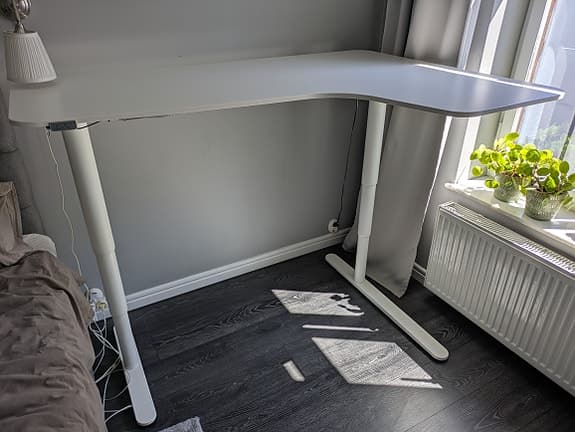Elektriskt höj- och sänkbart skrivbord - IKEA BEKANT