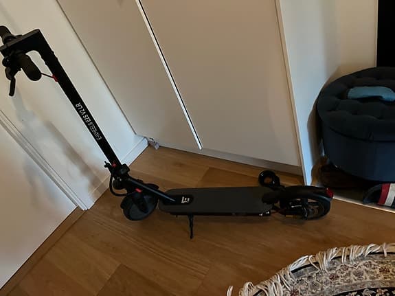 Elsparkcykel svart med luftfria däck