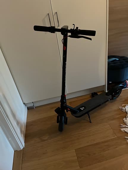 Elsparkcykel svart med luftfria däck