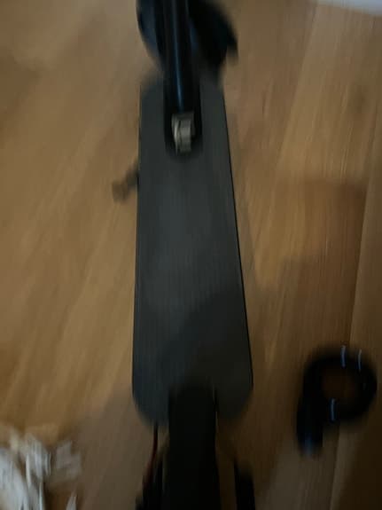 Elsparkcykel svart med luftfria däck