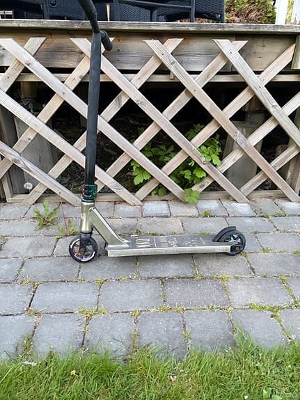 NKD stuntkickbike sparkcykel svart/grå