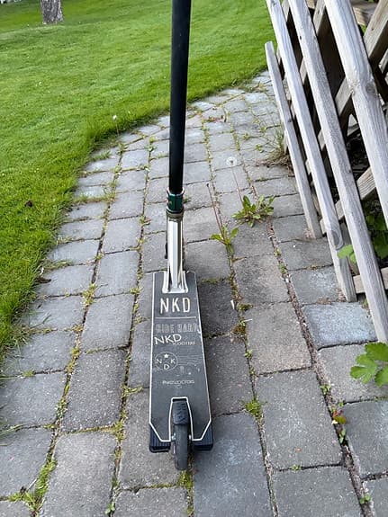 NKD stuntkickbike sparkcykel svart/grå