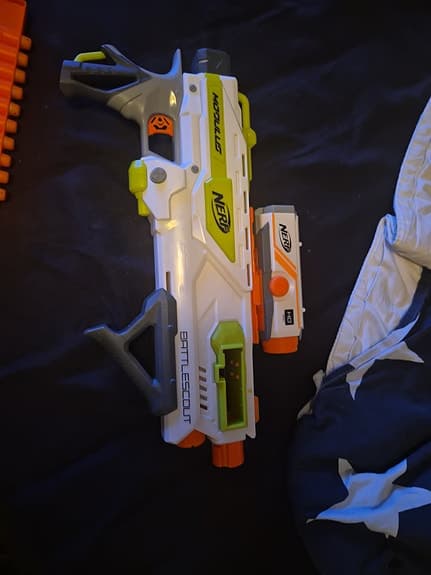 Nerf leksaksgevär med magasin och sikte