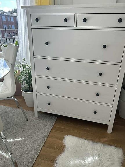 Hemnes byrå med sex lådor