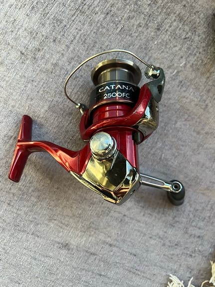 Shimano Catana 2500FC fiskerulle röd