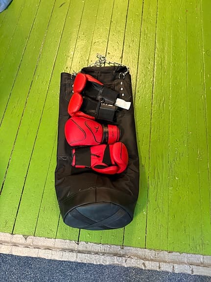 Boxningssäck och 2 par boxningshandskar för barn