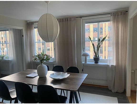 Matgrupp från MIO – Bord Santos + 6 Tracy-stolar (2024)