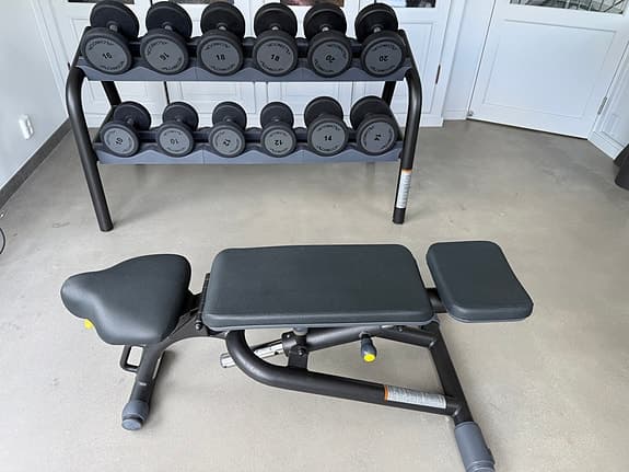Technogym hemmagym – bänk, hantlar 10–20 kg + hantelställ