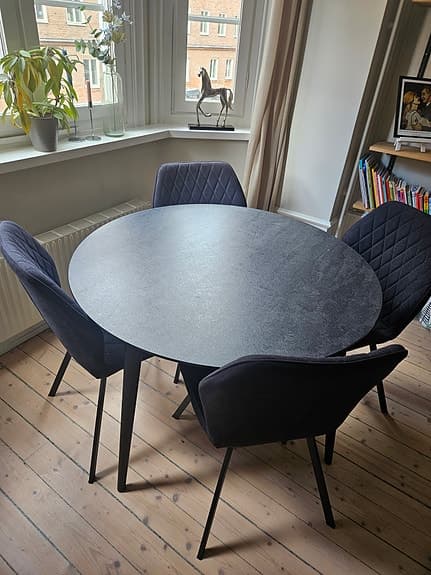 Matgrupp med 4 venture design-stolar