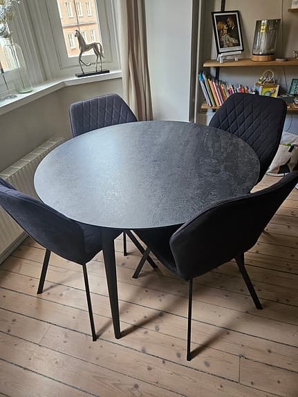 Matgrupp med 4 venture design-stolar