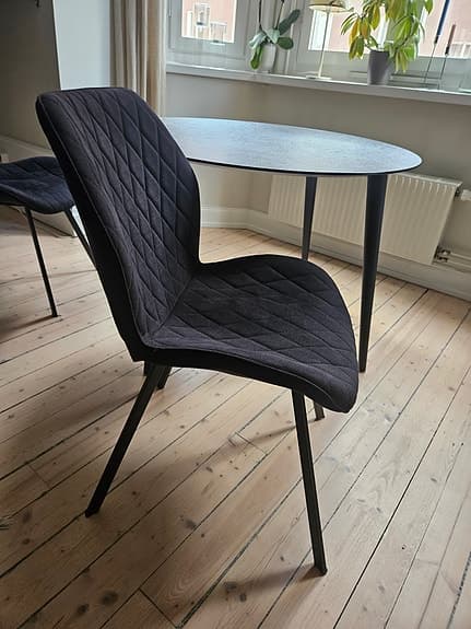 Matgrupp med 4 venture design-stolar
