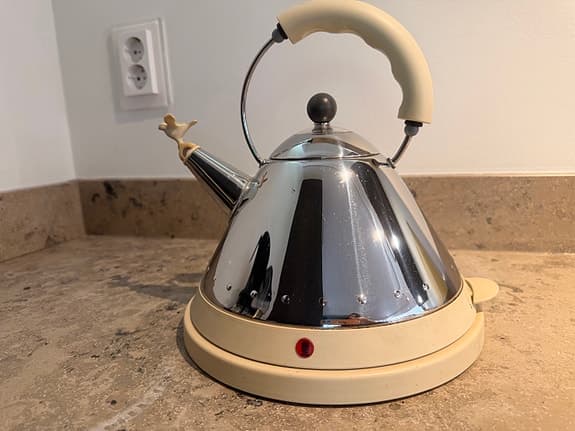 Alessi MG32 vattenkokare beige/krom