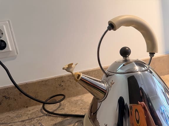Alessi MG32 vattenkokare beige/krom