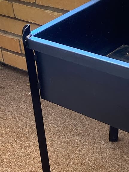 Svart planteringslåda på ben för balkong/uteplats