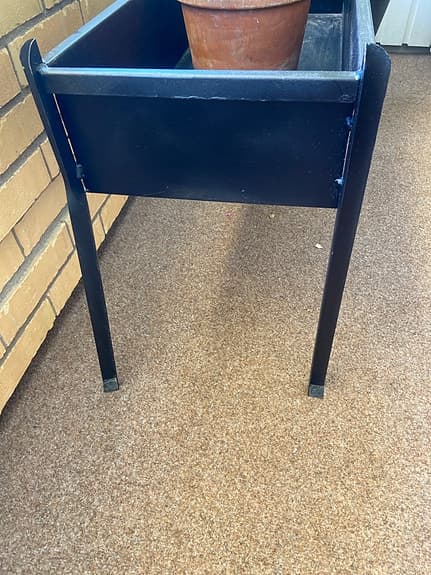 Svart planteringslåda på ben för balkong/uteplats