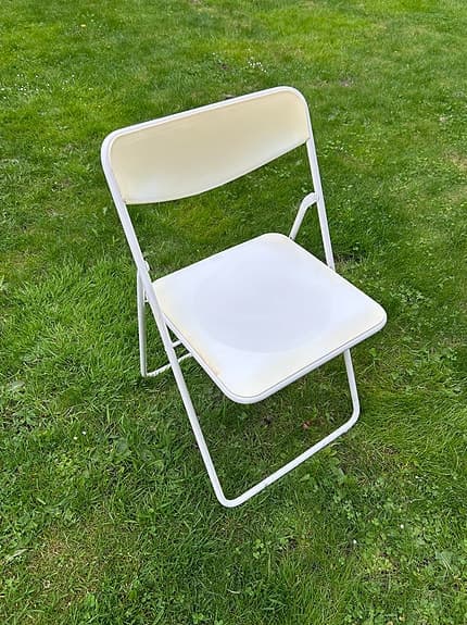 2 st vita IKEA-klappstolar – praktiska och lättförvarade