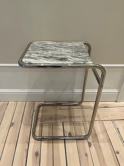 Sidobord med kvartsitskiva & kromat stativ