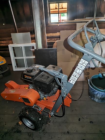 AL-KO slåtterbalk och orange flismaskin/trädgårdsmaskiner