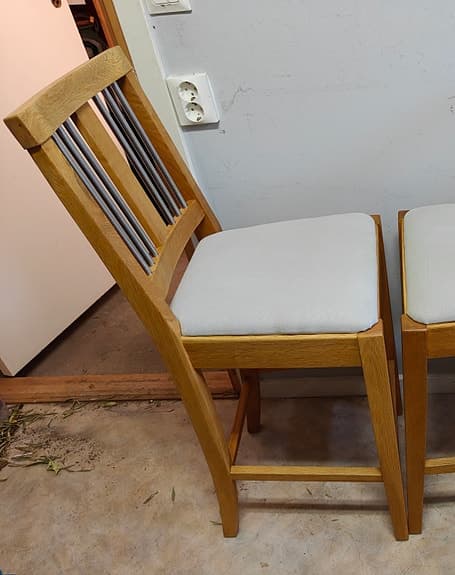 Två barstolar i gedigen ek