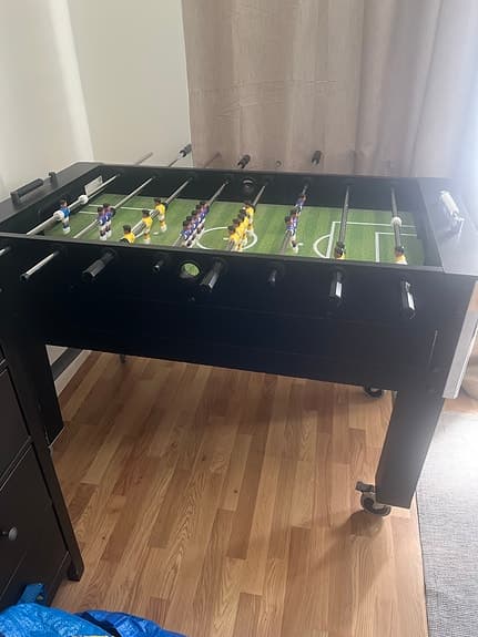 Svart fotbollsspel / fussballbord på hjul