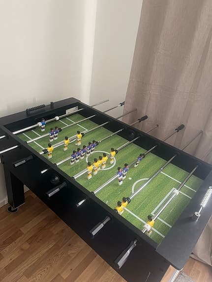 Svart fotbollsspel / fussballbord på hjul