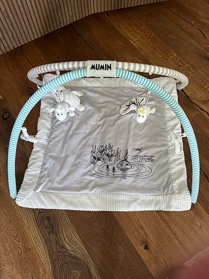 Mumin babygym med lekbågar och figurer
