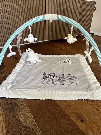 Mumin babygym med lekbågar och figurer