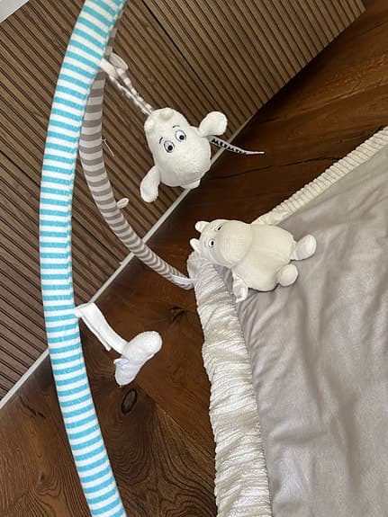 Mumin babygym med lekbågar och figurer