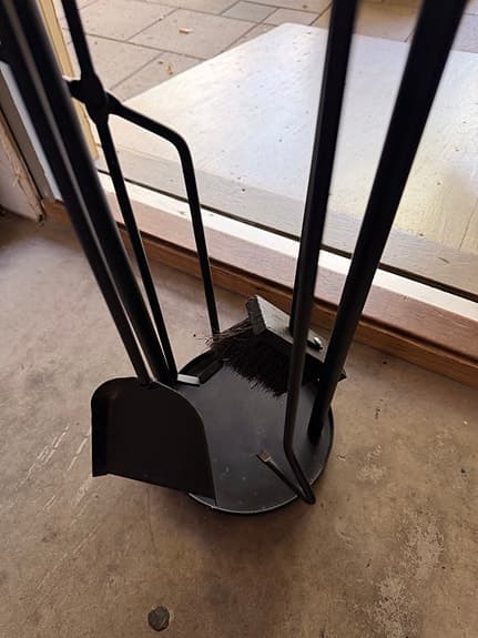 Eldställ med verktyg i svart metall