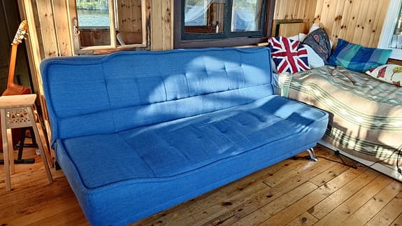 Blå bäddsoffa i tyg