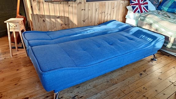 Blå bäddsoffa i tyg