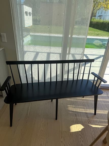 Fin svart träbänk