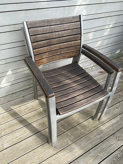 Trädgårdsstolar i trä och metall med armstöd