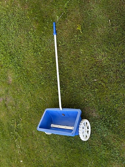 Stroller spridare för gödsel/sand blå