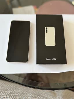 Samsung Galaxy S24 smartphone 128 GB ljus