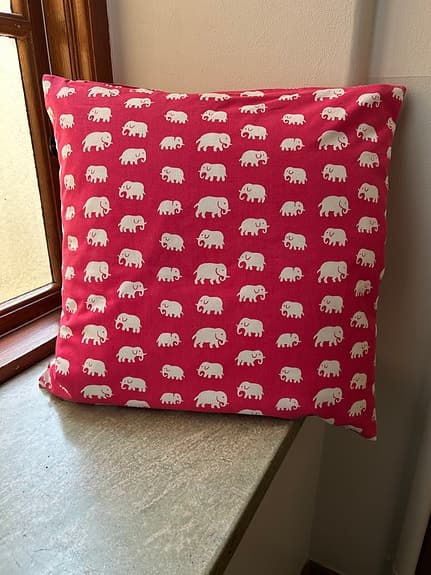 Svenskt Tenn kudde cerise elefant design Estrid Ericson