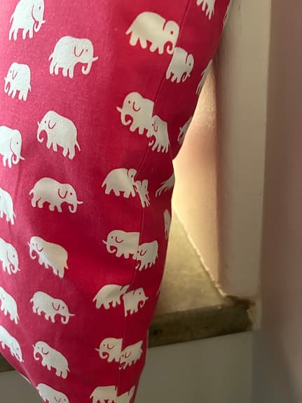 Svenskt Tenn kudde cerise elefant design Estrid Ericson